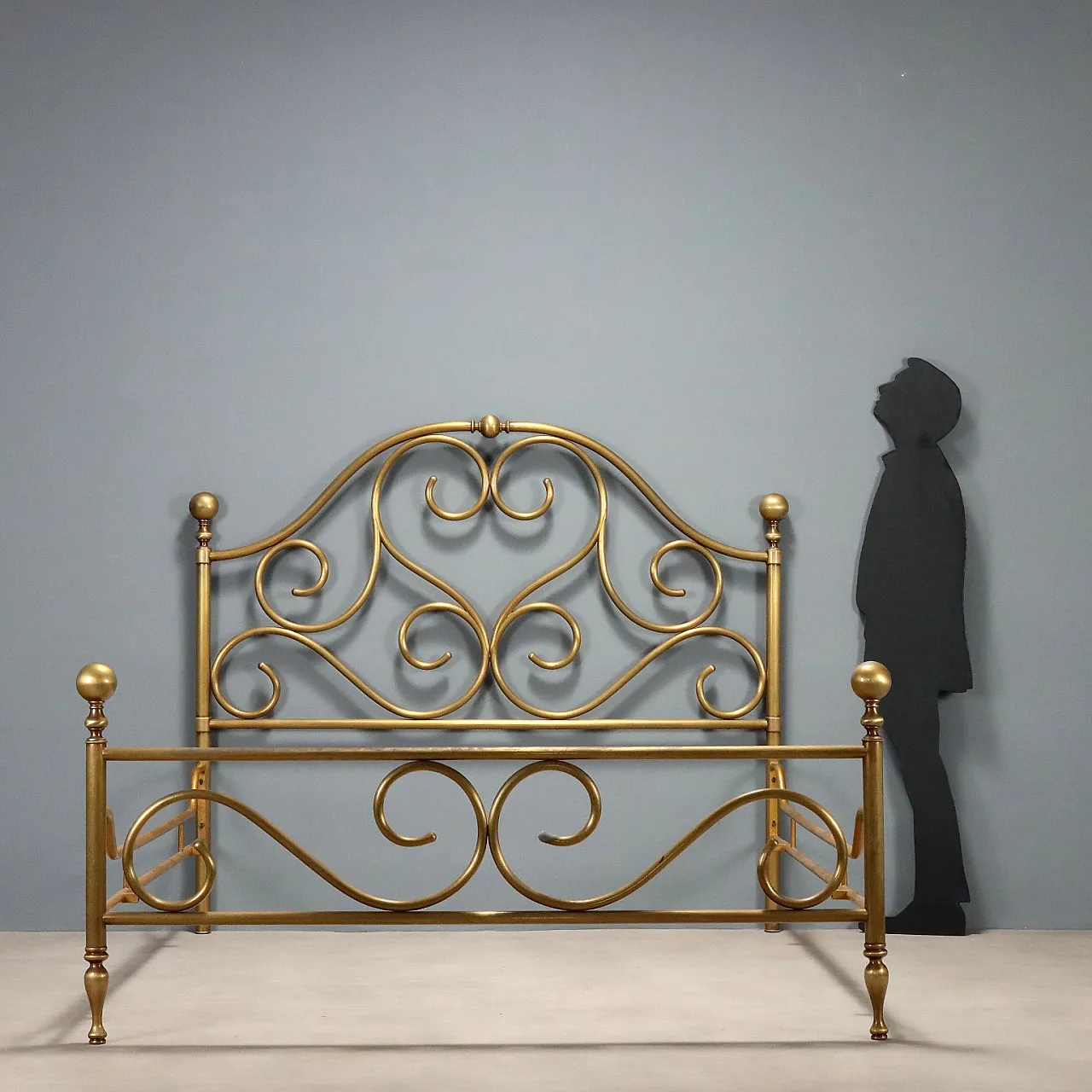 Letto matrimoniale in ottone con particolari arricciati, '900 2