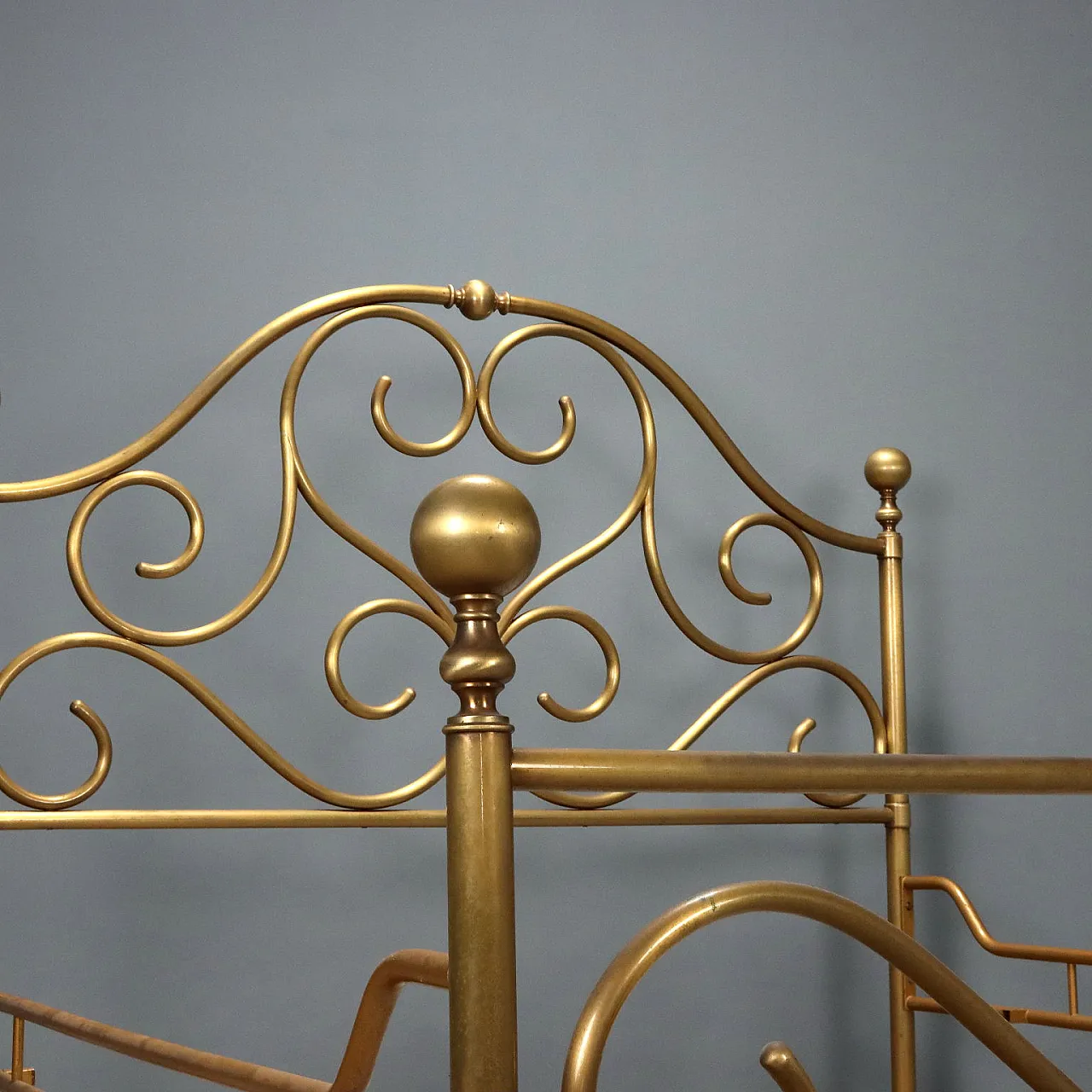 Letto matrimoniale in ottone con particolari arricciati, '900 3