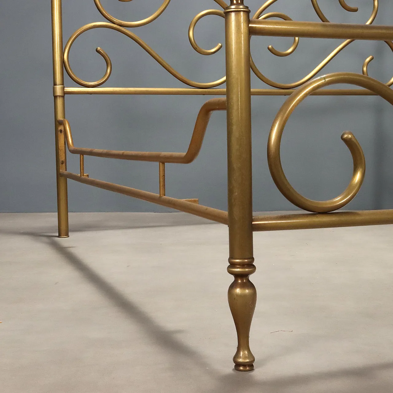 Letto matrimoniale in ottone con particolari arricciati, '900 4