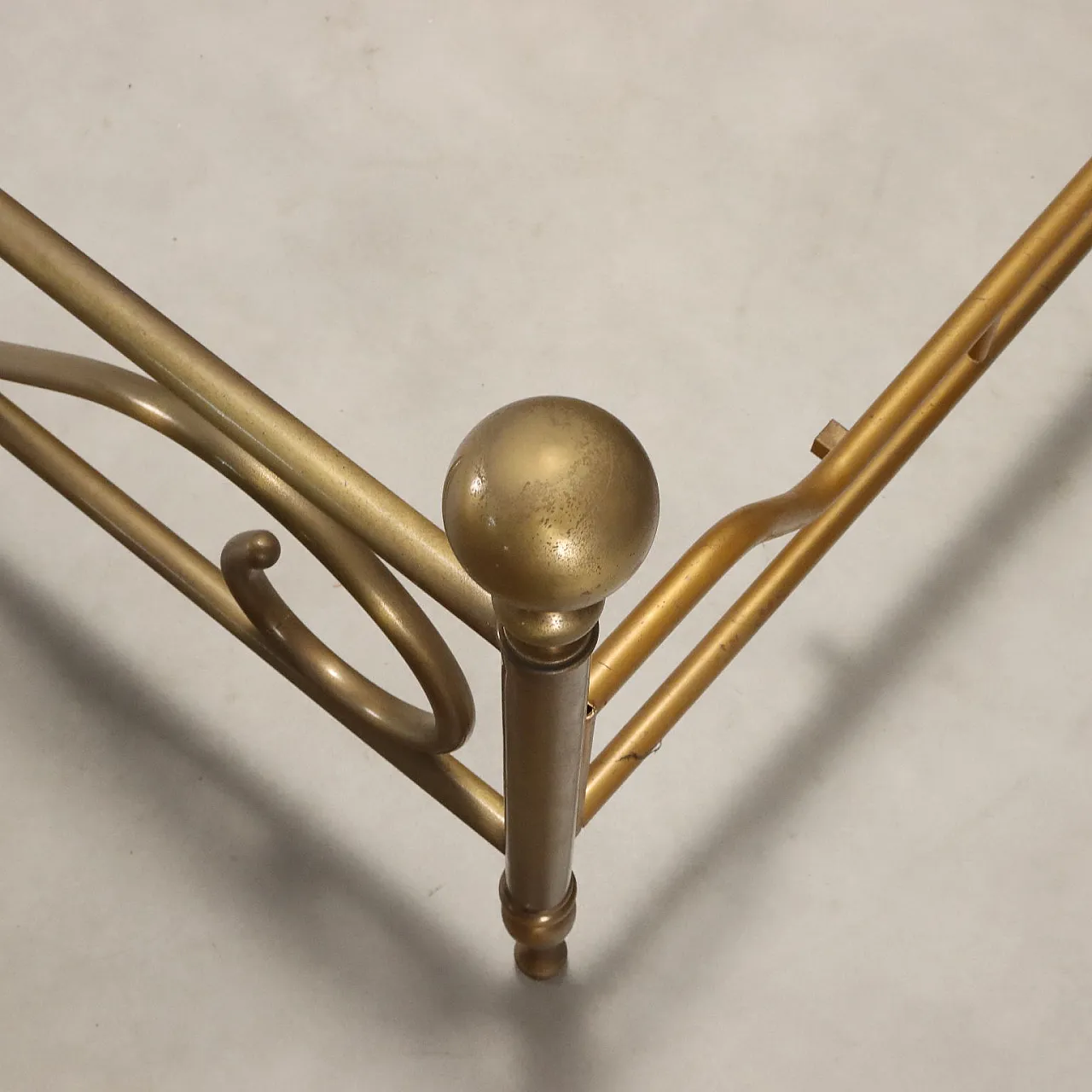 Letto matrimoniale in ottone con particolari arricciati, '900 9