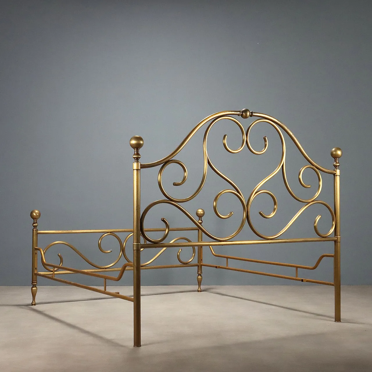 Letto matrimoniale in ottone con particolari arricciati, '900 10