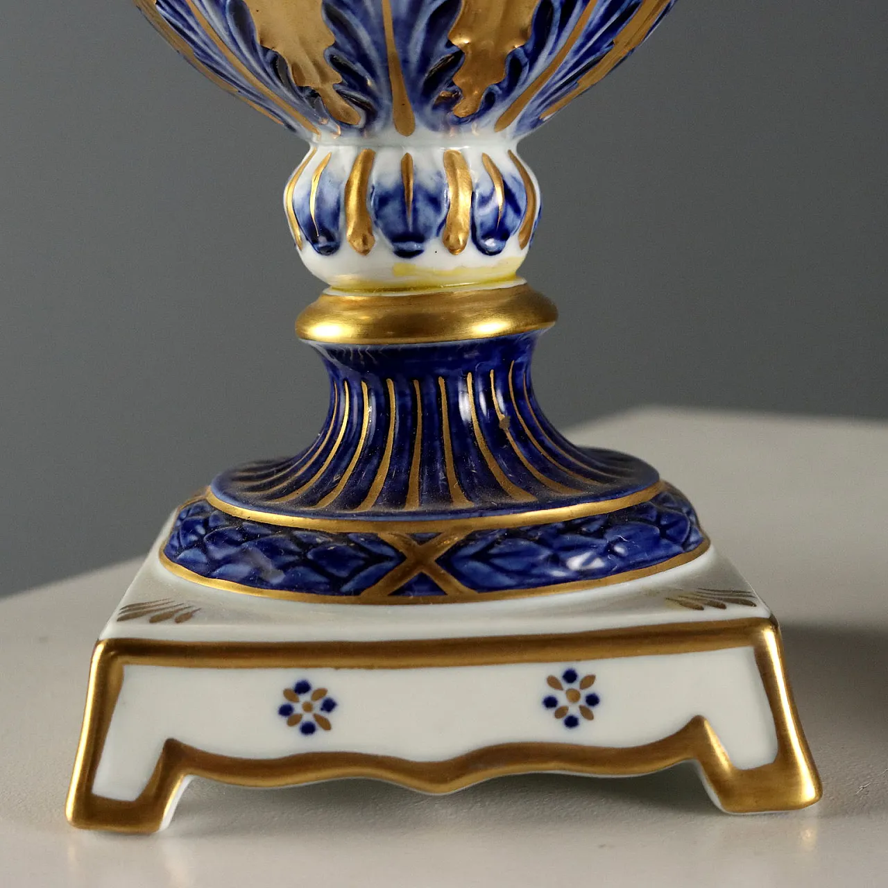 Coppia di vasi in porcellana di Sèvres, '900 5