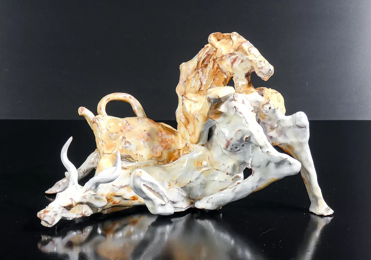 Scultura in maiolica smaltata raffigurante una scena di caccia, '900 1
