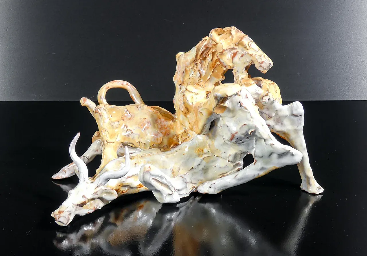 Scultura in maiolica smaltata raffigurante una scena di caccia, '900 2