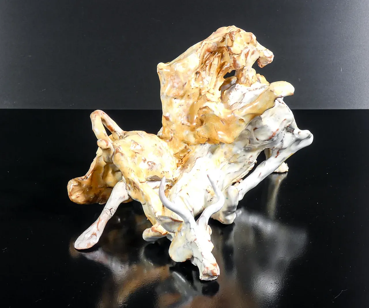 Scultura in maiolica smaltata raffigurante una scena di caccia, '900 3