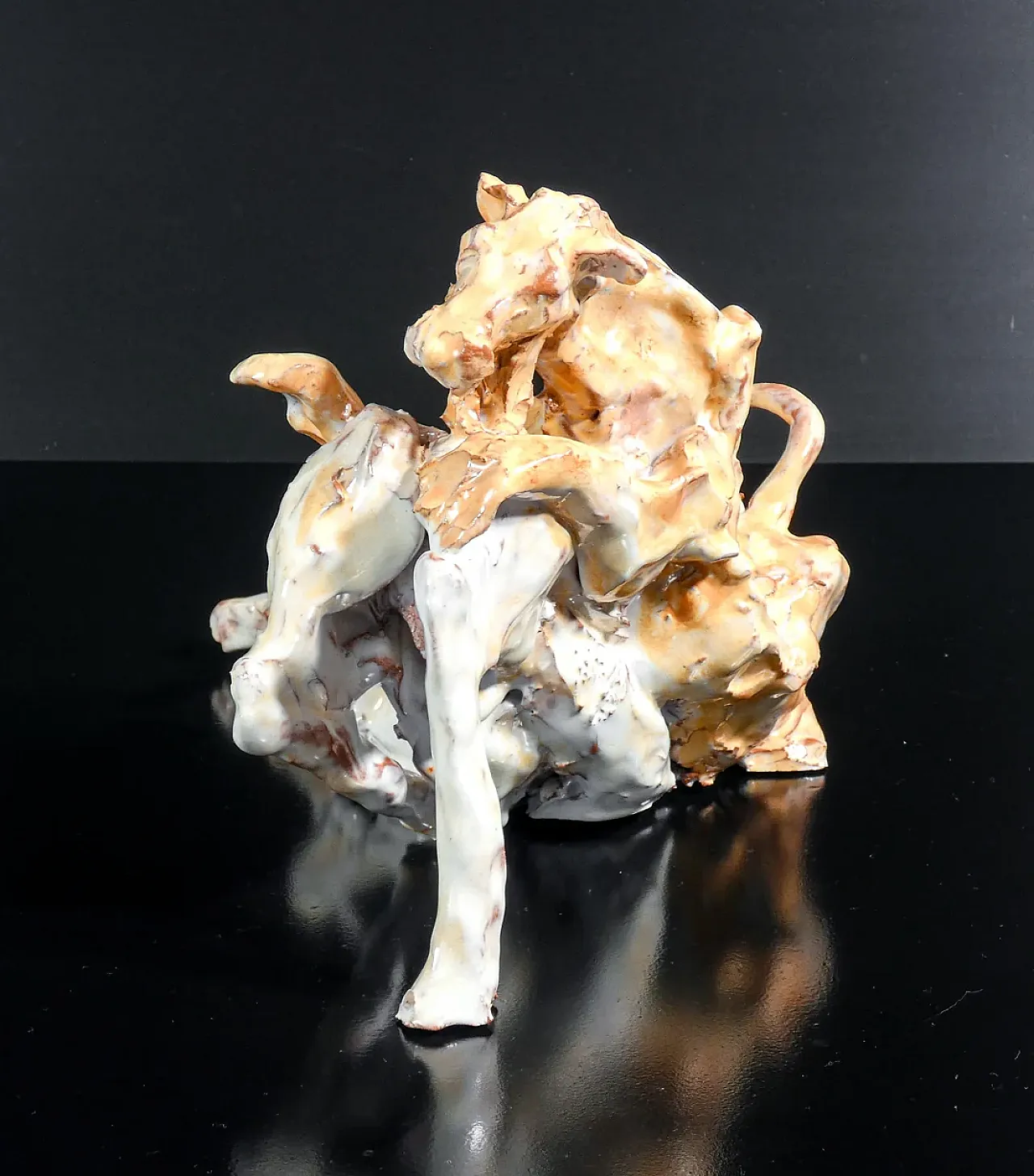 Scultura in maiolica smaltata raffigurante una scena di caccia, '900 4