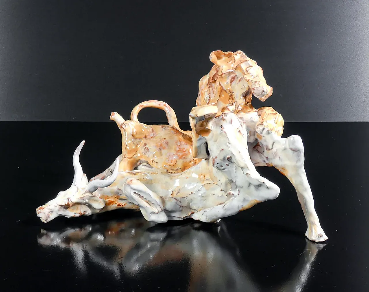 Scultura in maiolica smaltata raffigurante una scena di caccia, '900 5