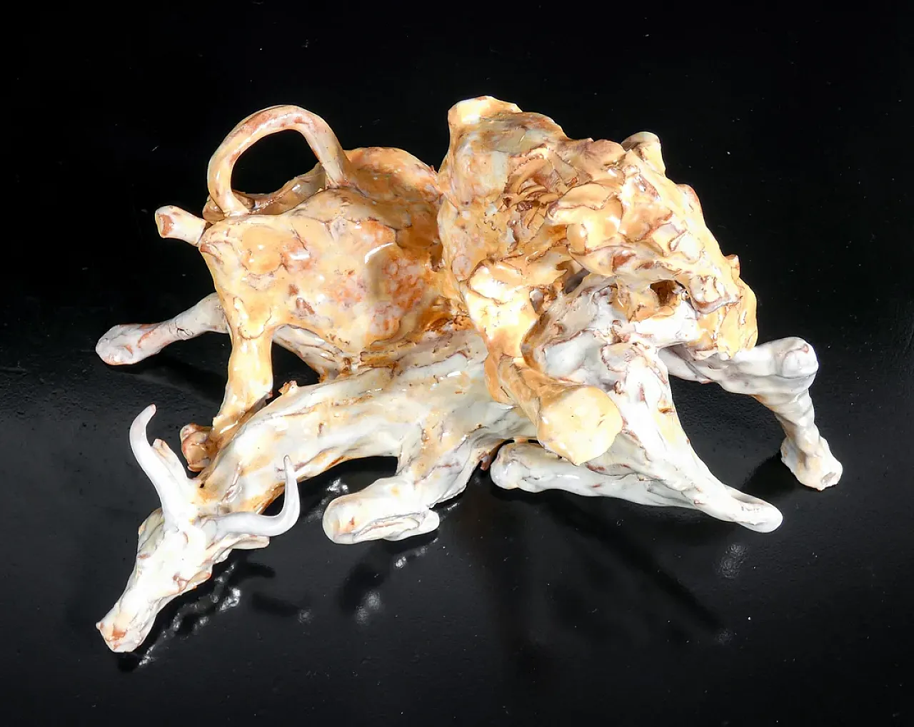 Scultura in maiolica smaltata raffigurante una scena di caccia, '900 6