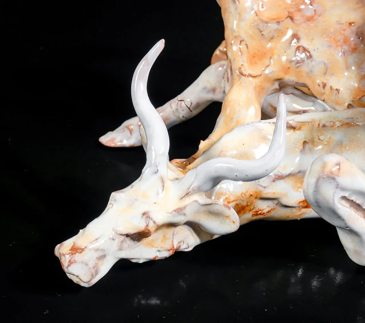 Scultura in maiolica smaltata raffigurante una scena di caccia, '900 8