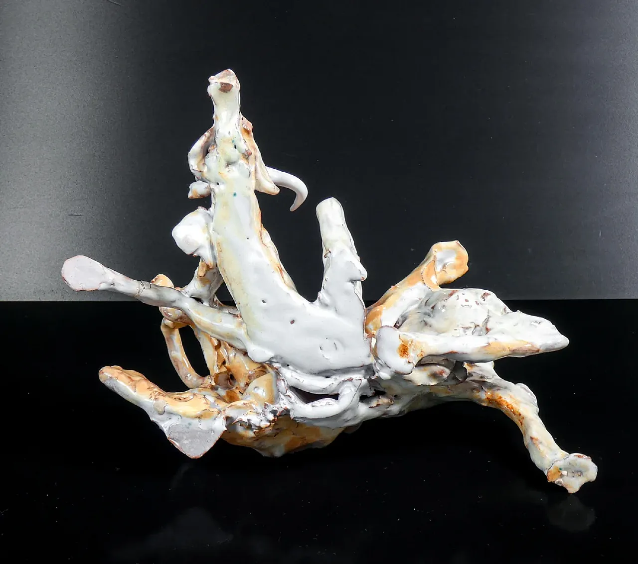Scultura in maiolica smaltata raffigurante una scena di caccia, '900 9
