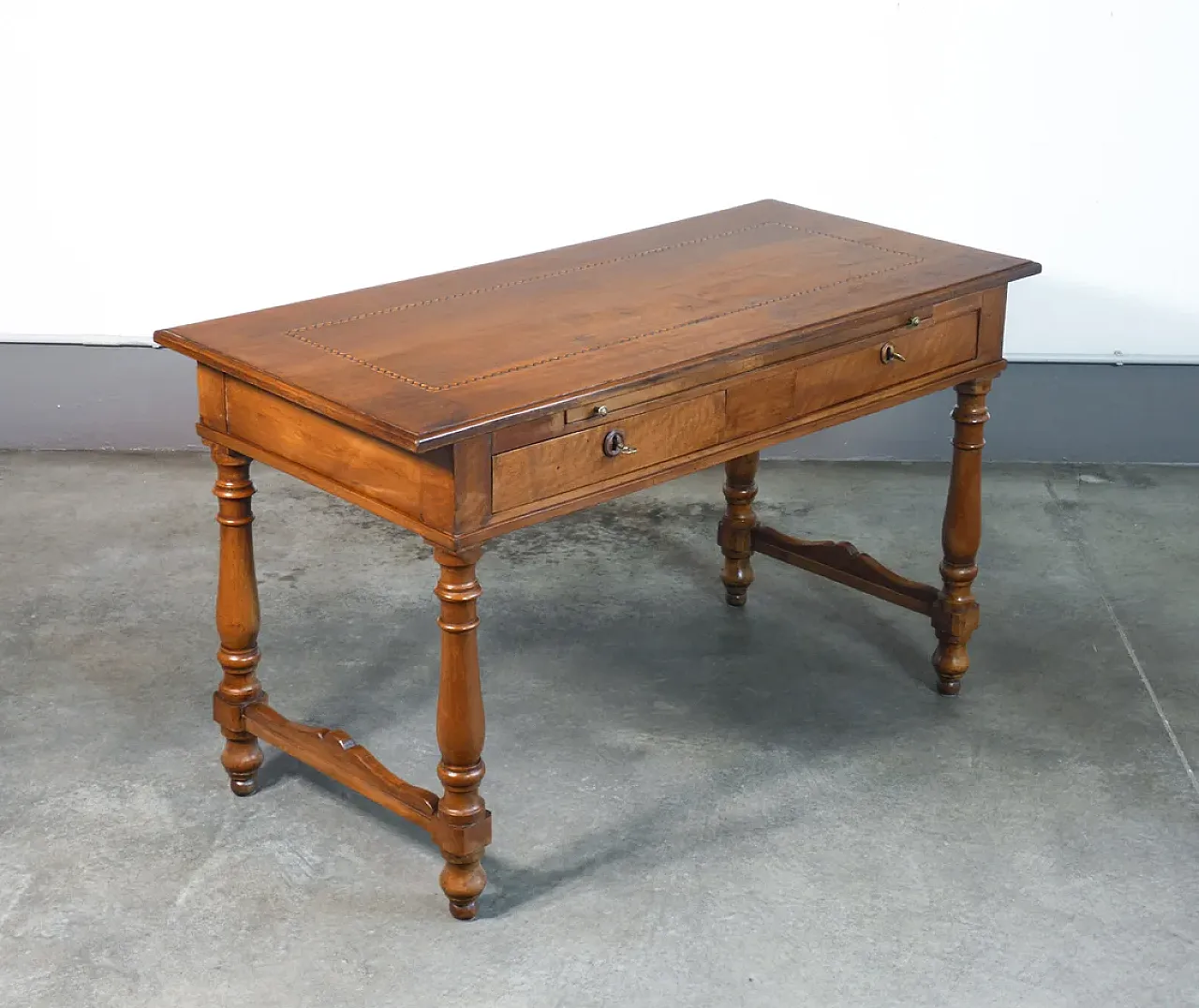 Tavolo scrivania in noce intarsiato con piano estraibile, '800 11