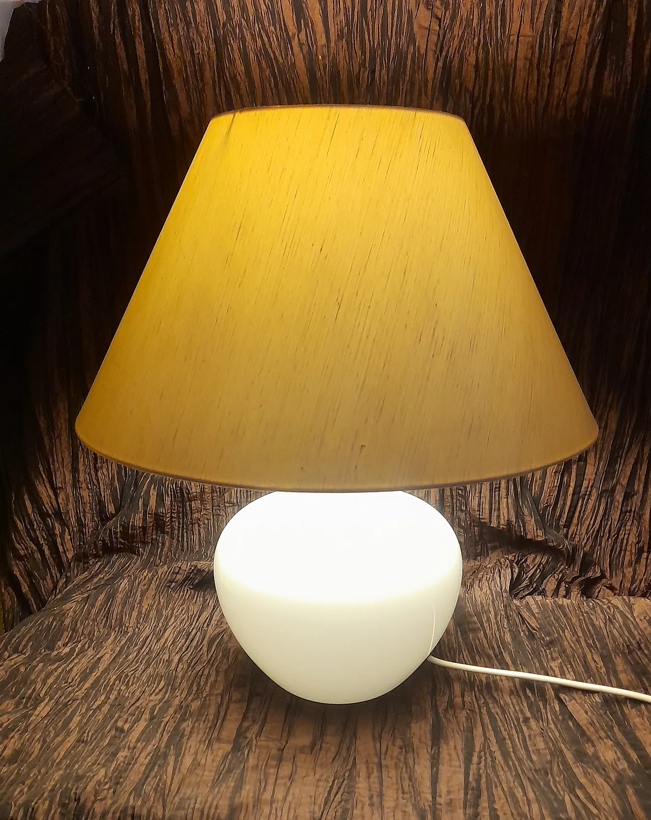 Ve Art classic table lamp in white opal glass, 1980s 3