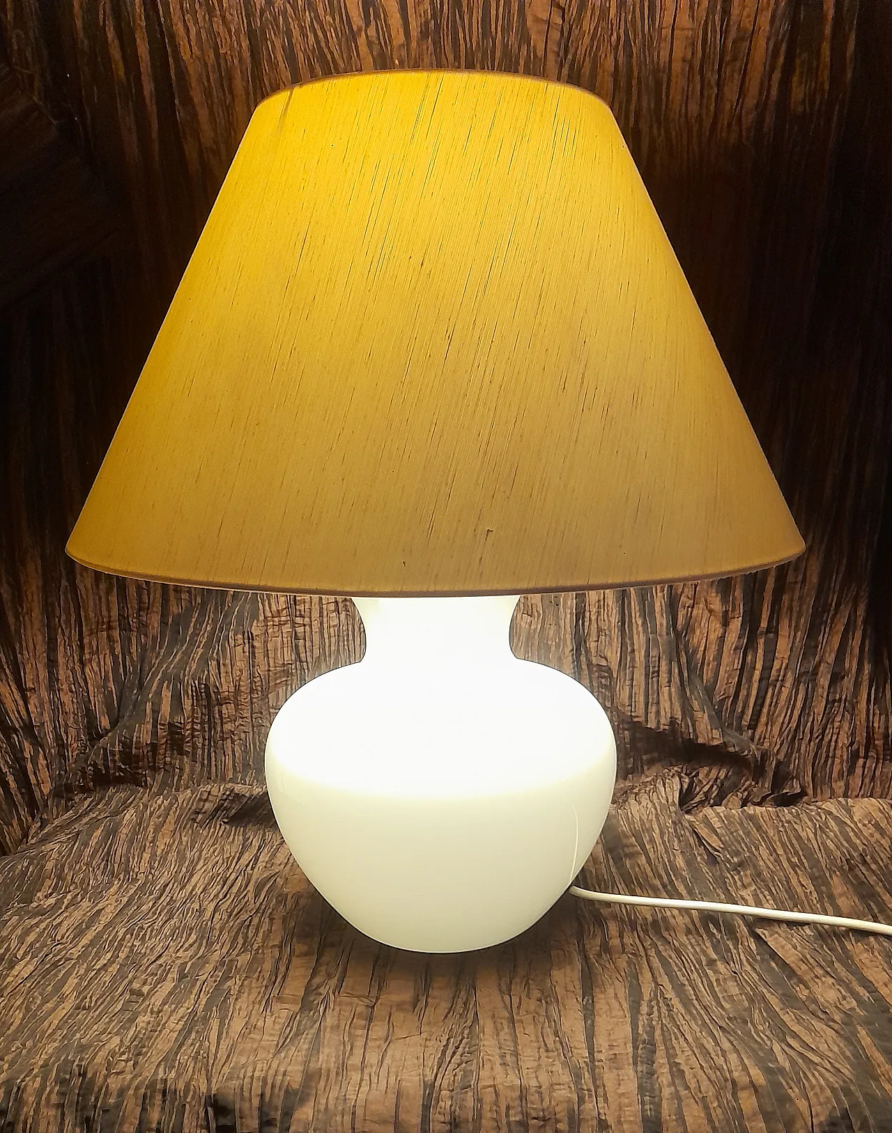 Ve Art classic table lamp in white opal glass, 1980s 4