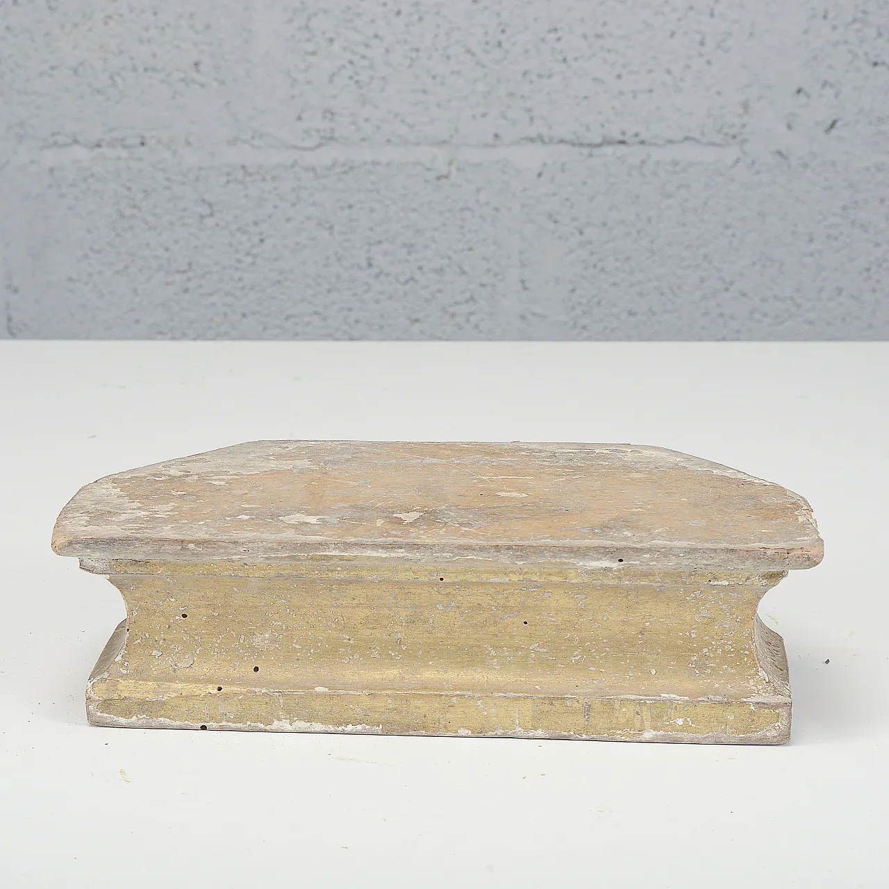 Carved and gilded wooden base, 18th century 1