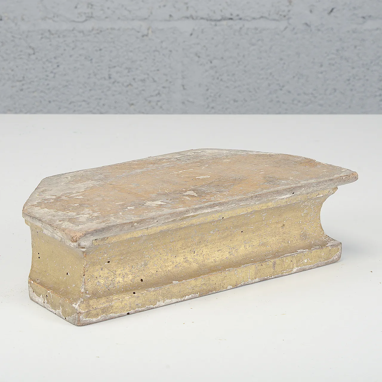 Carved and gilded wooden base, 18th century 2