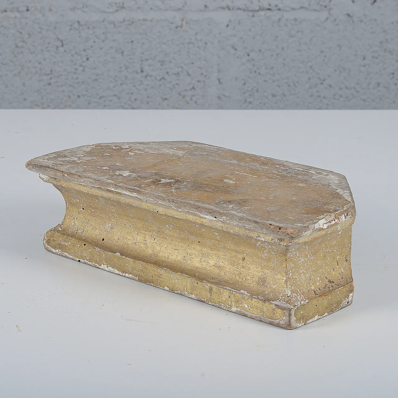 Carved and gilded wooden base, 18th century 3