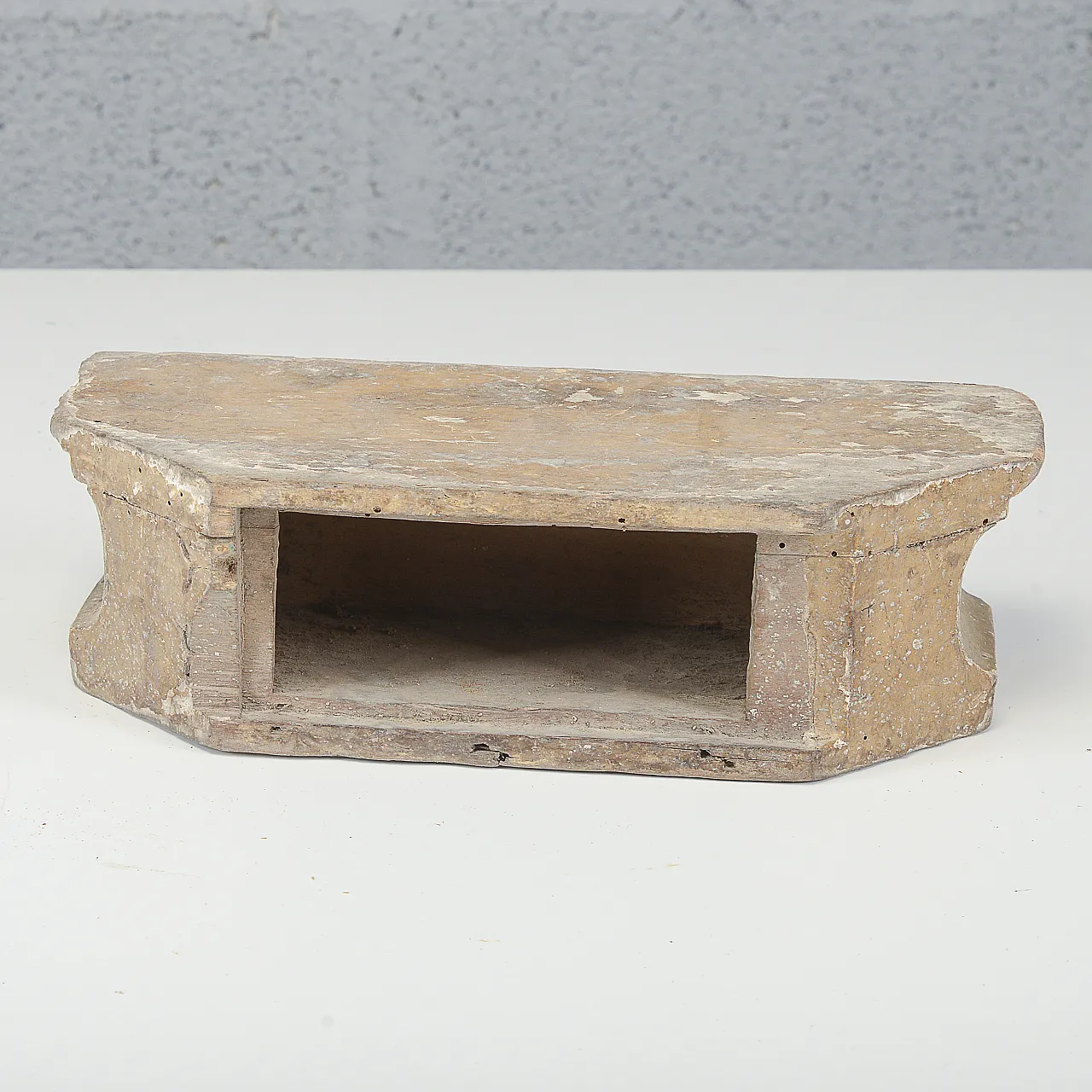 Carved and gilded wooden base, 18th century 4