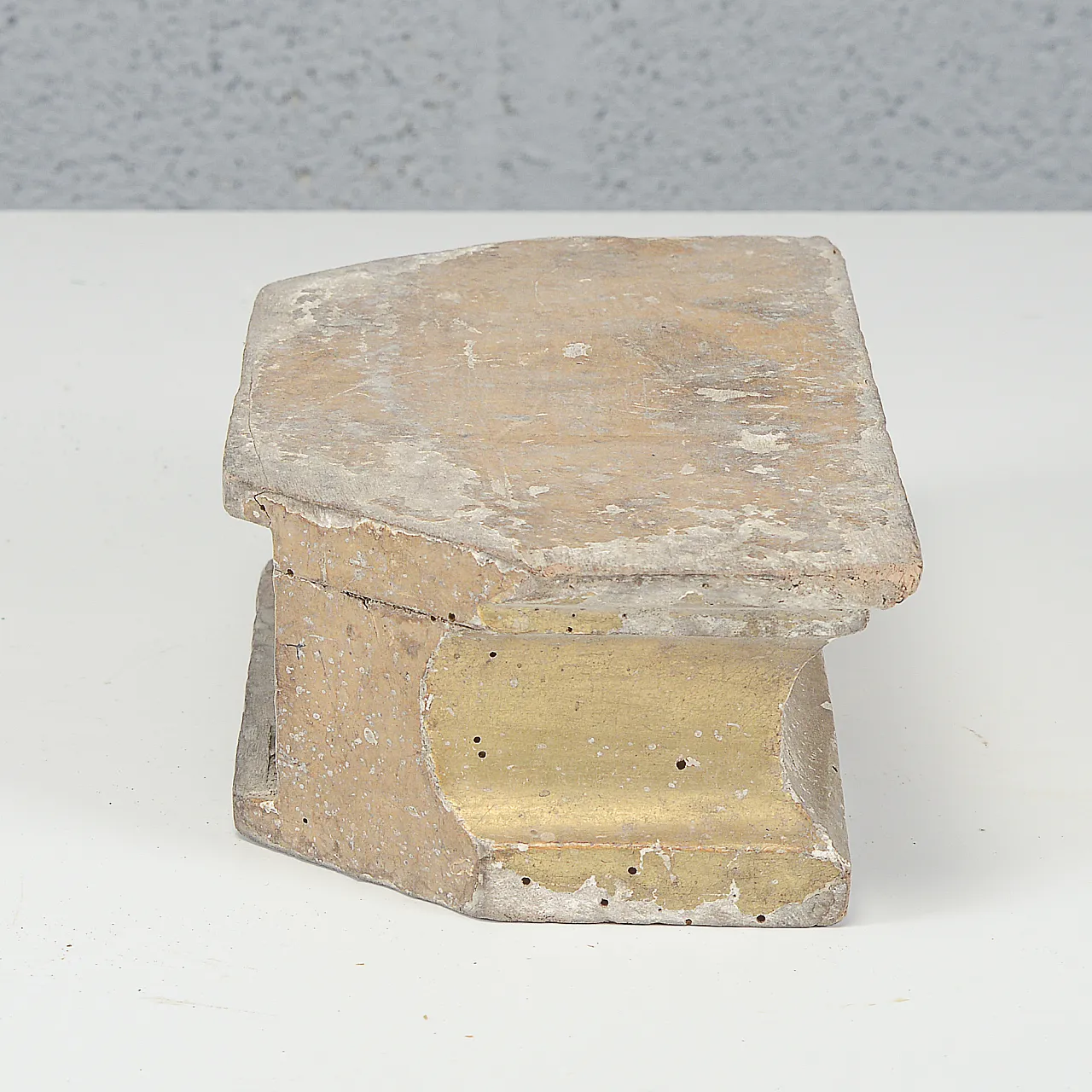 Carved and gilded wooden base, 18th century 5