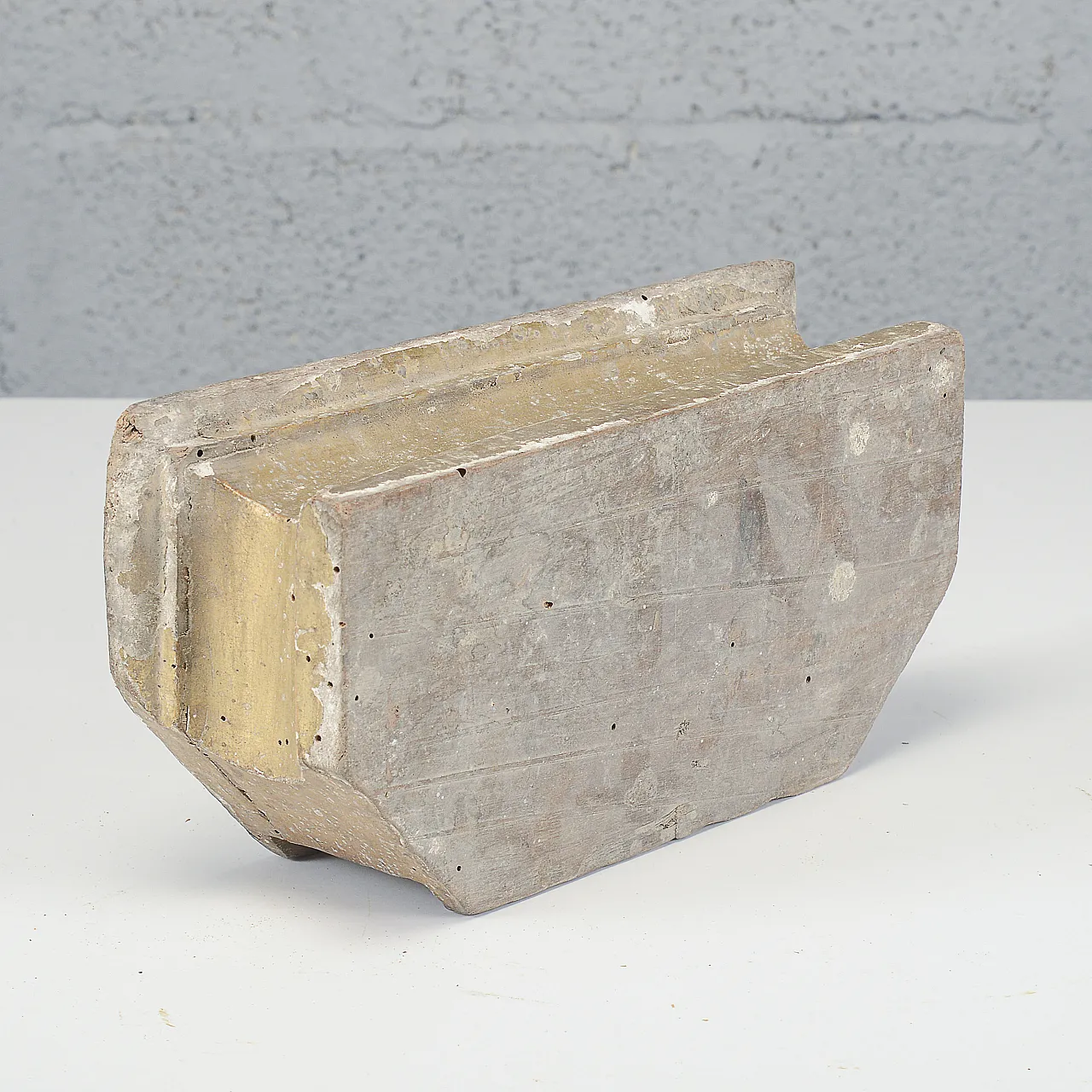 Carved and gilded wooden base, 18th century 8