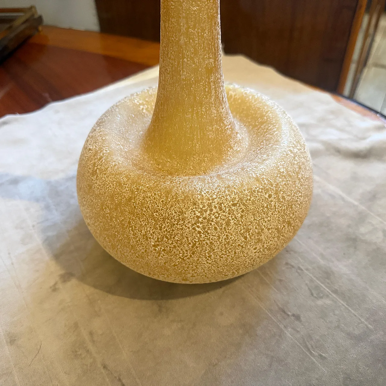 Cenedese style yellow scavo Murano glass vase, 1980s 10
