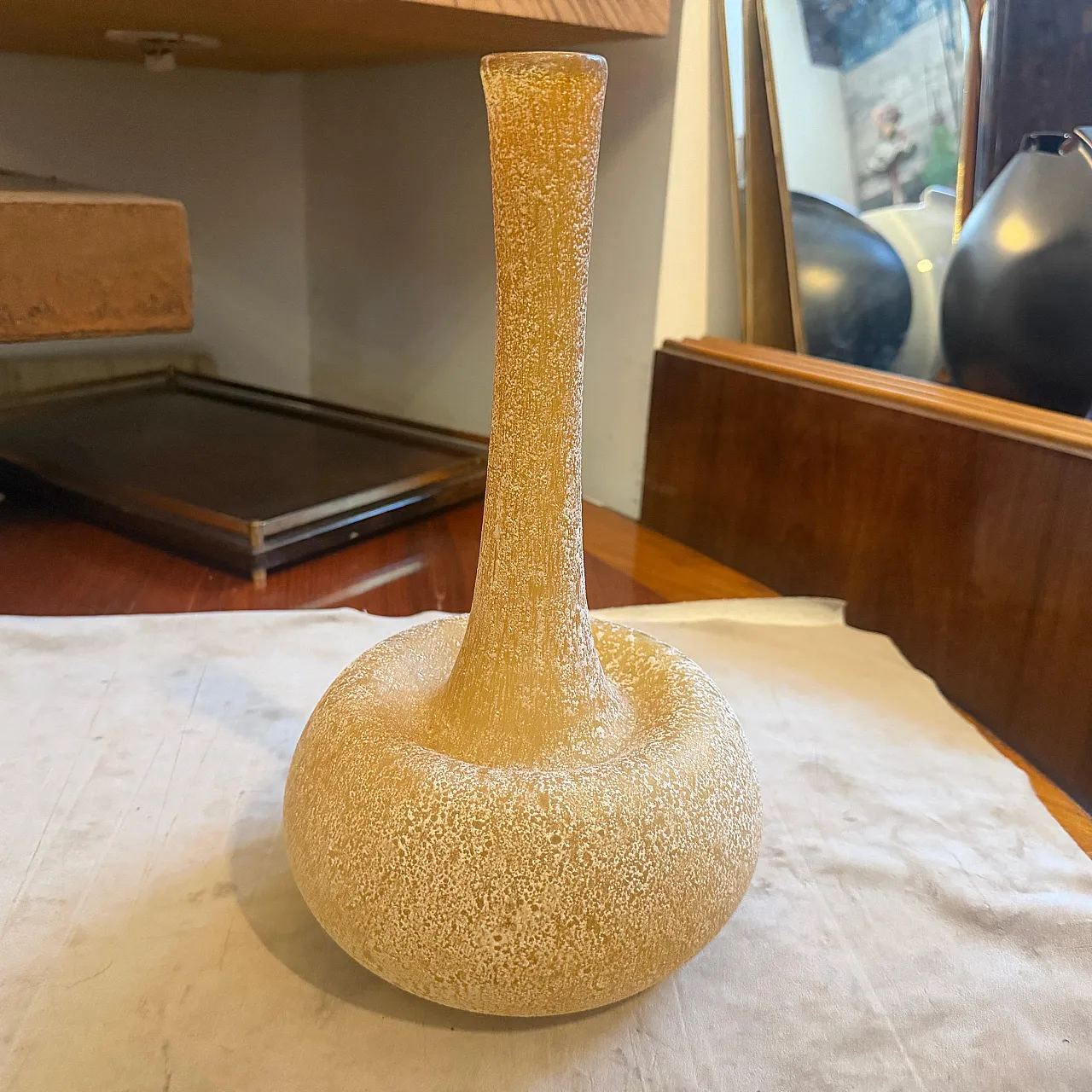Cenedese style yellow scavo Murano glass vase, 1980s 12