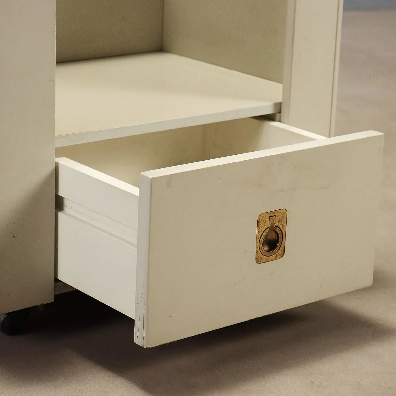 Bedside table in white lacquered wood, 1970s 4