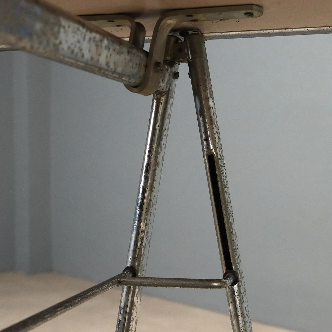 Table in chromed metal, 1970s 9