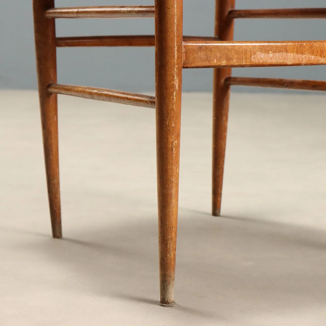 Pair of chairs in wood and woven rope, 1950s 6
