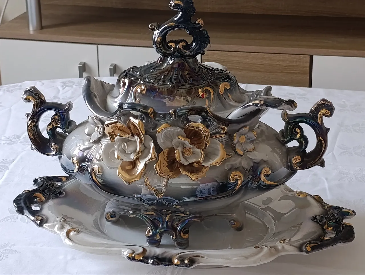 Zuppiera decorata con coperchio e sottopiatto 1