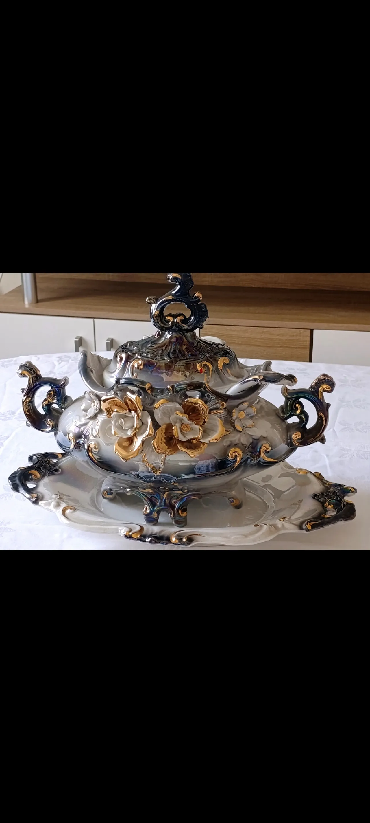 Zuppiera decorata con coperchio e sottopiatto 4