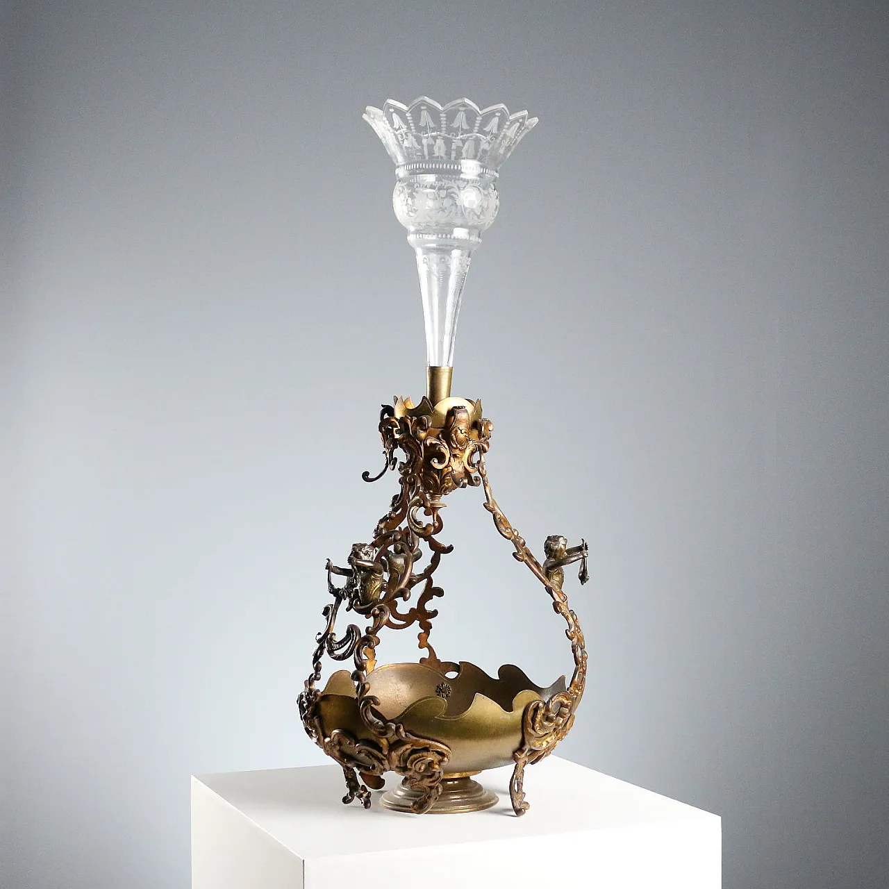 Centerpiece in gilt bronze and glass, 20th century 1