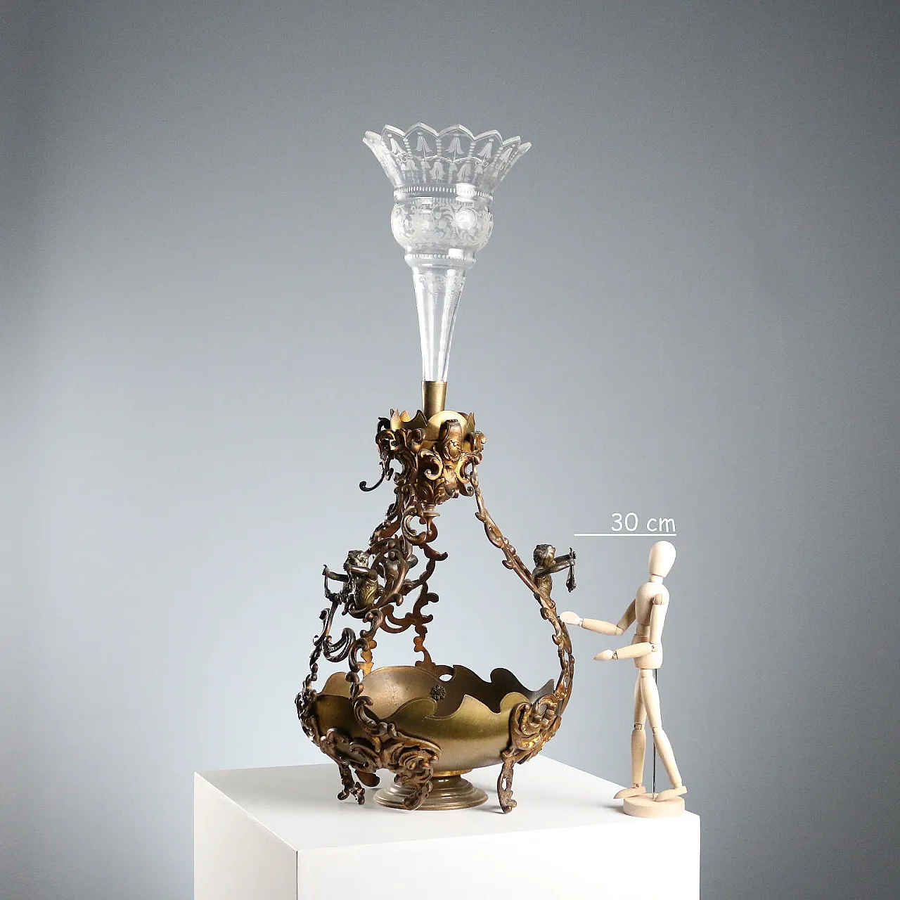 Centerpiece in gilt bronze and glass, 20th century 2