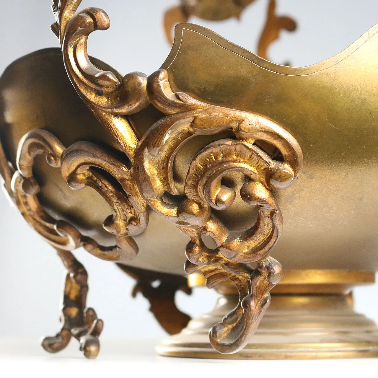Centerpiece in gilt bronze and glass, 20th century 8