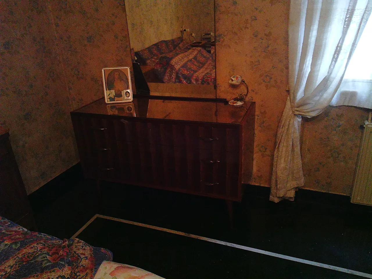 Cassettiera moderna della metà del secolo 12