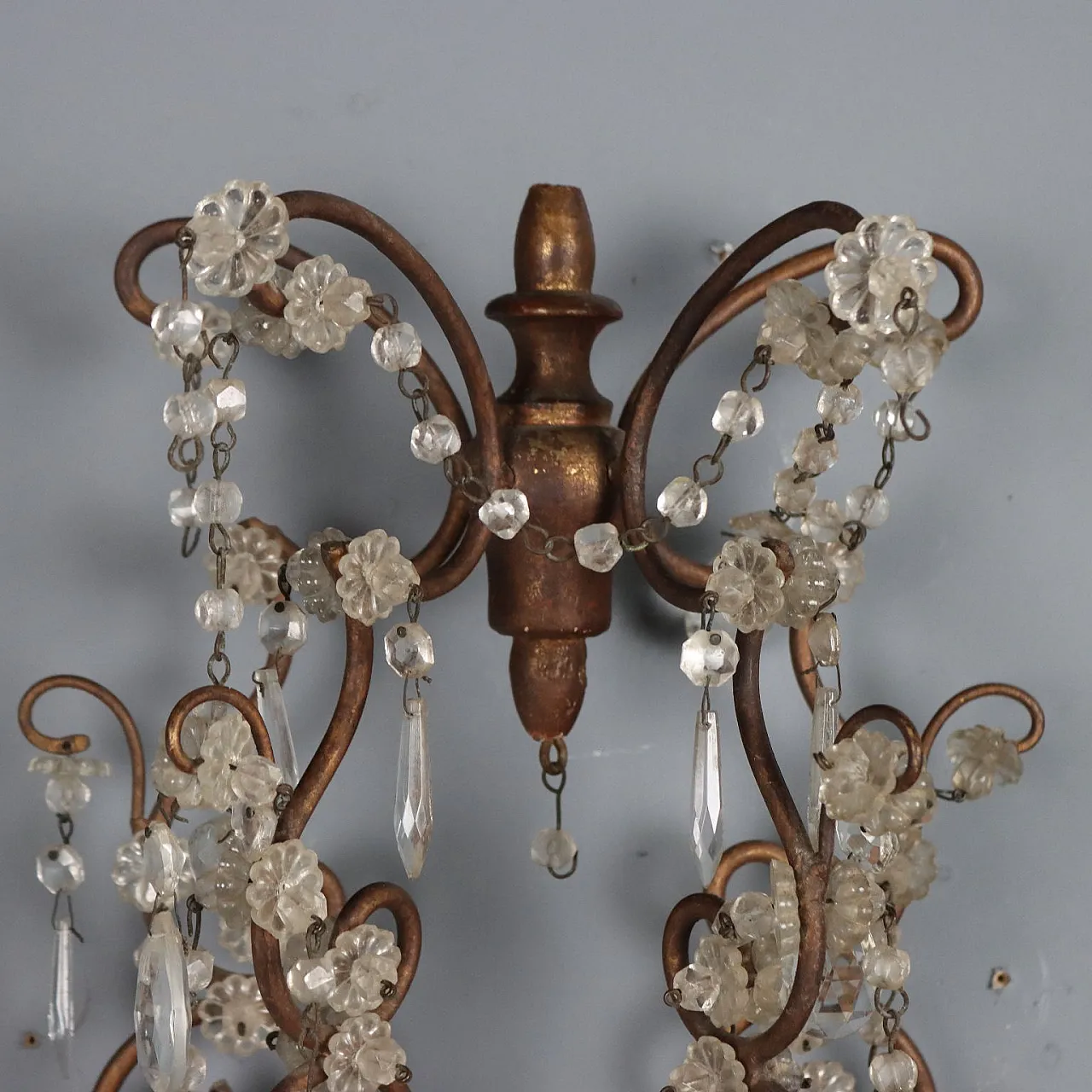 Coppia di applique in ferro e legno dorati, primo '900 5