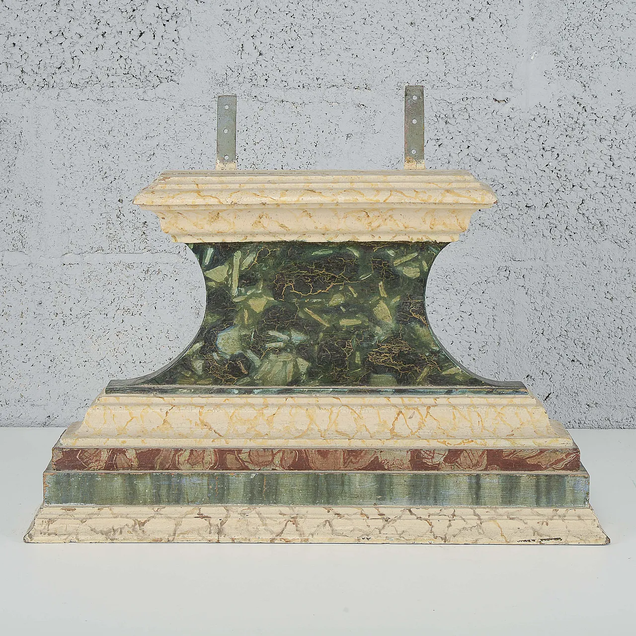 Carved and lacquered wooden pedestal, 18th century 1