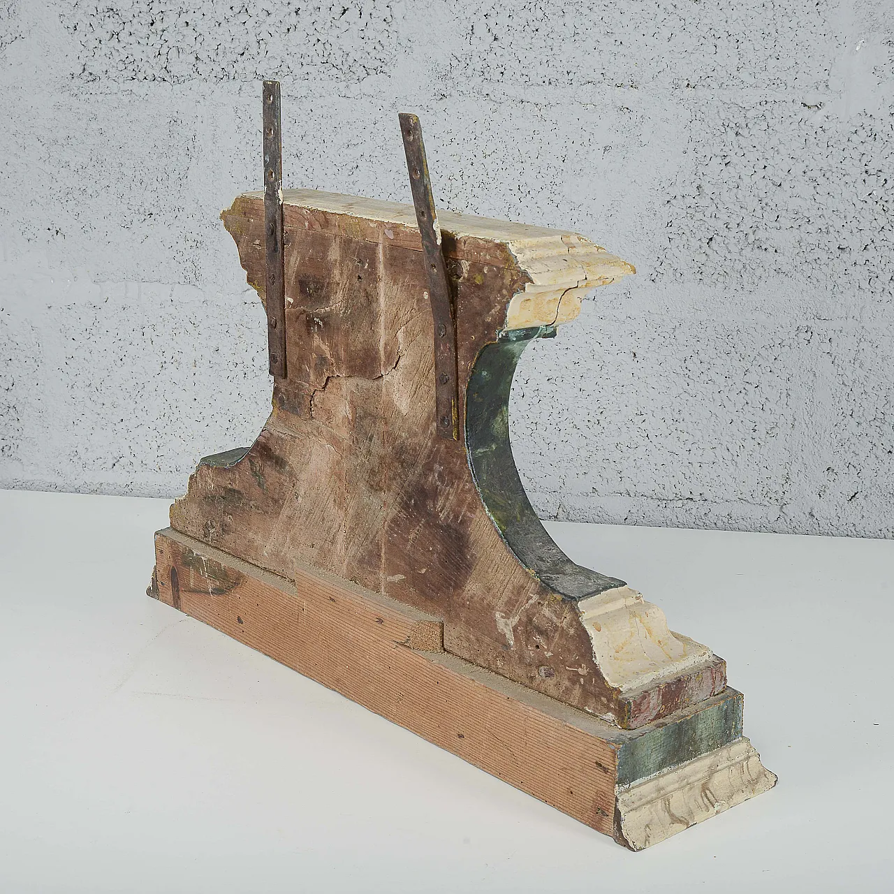 Carved and lacquered wooden pedestal, 18th century 7