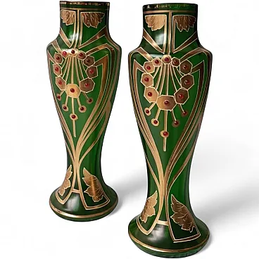 Coppia di vasi Art Nouveau in vetro verde e cabochon applicati.