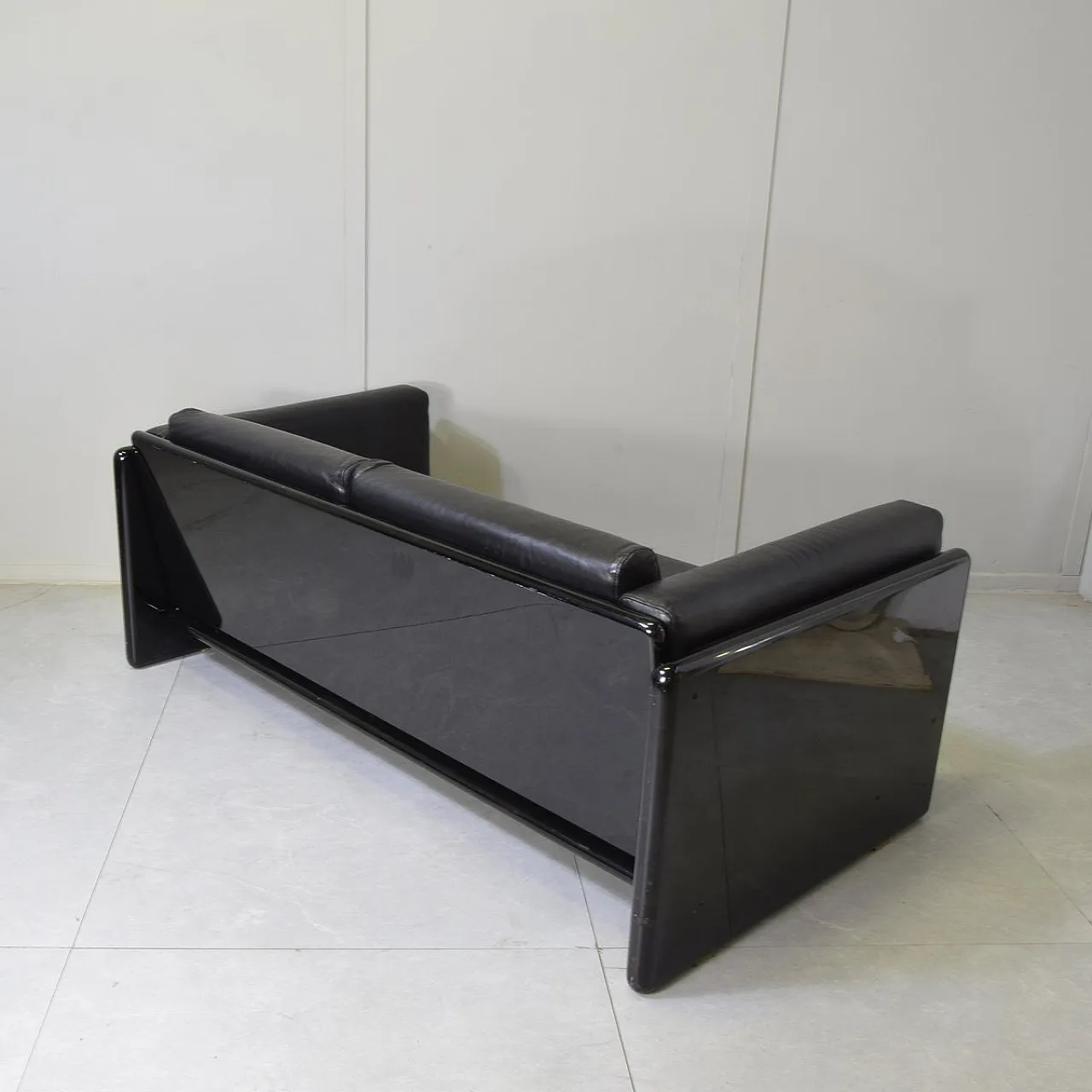 Divano in legno e pelle di Kazuhide Takahama per Gavina, anni '70 10