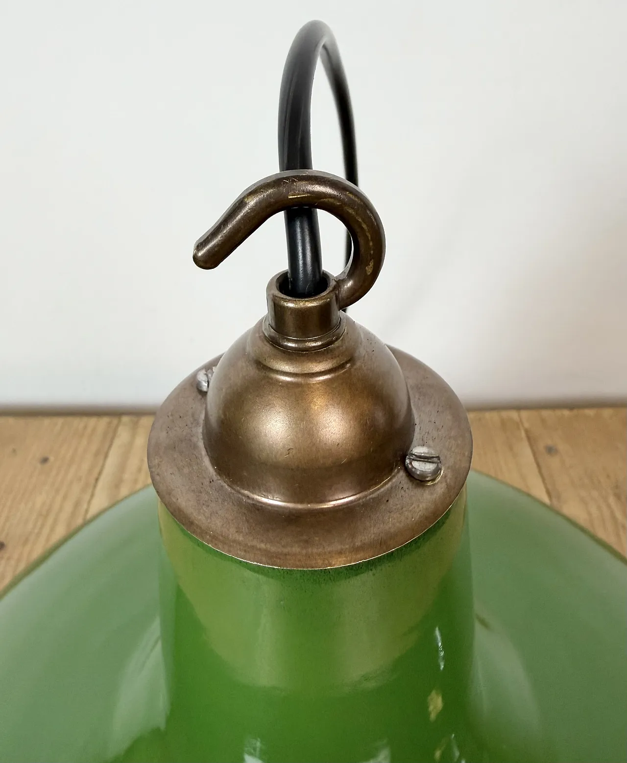 Lampada industriale in smalto verde di Jackson Electrical, anni '70 16