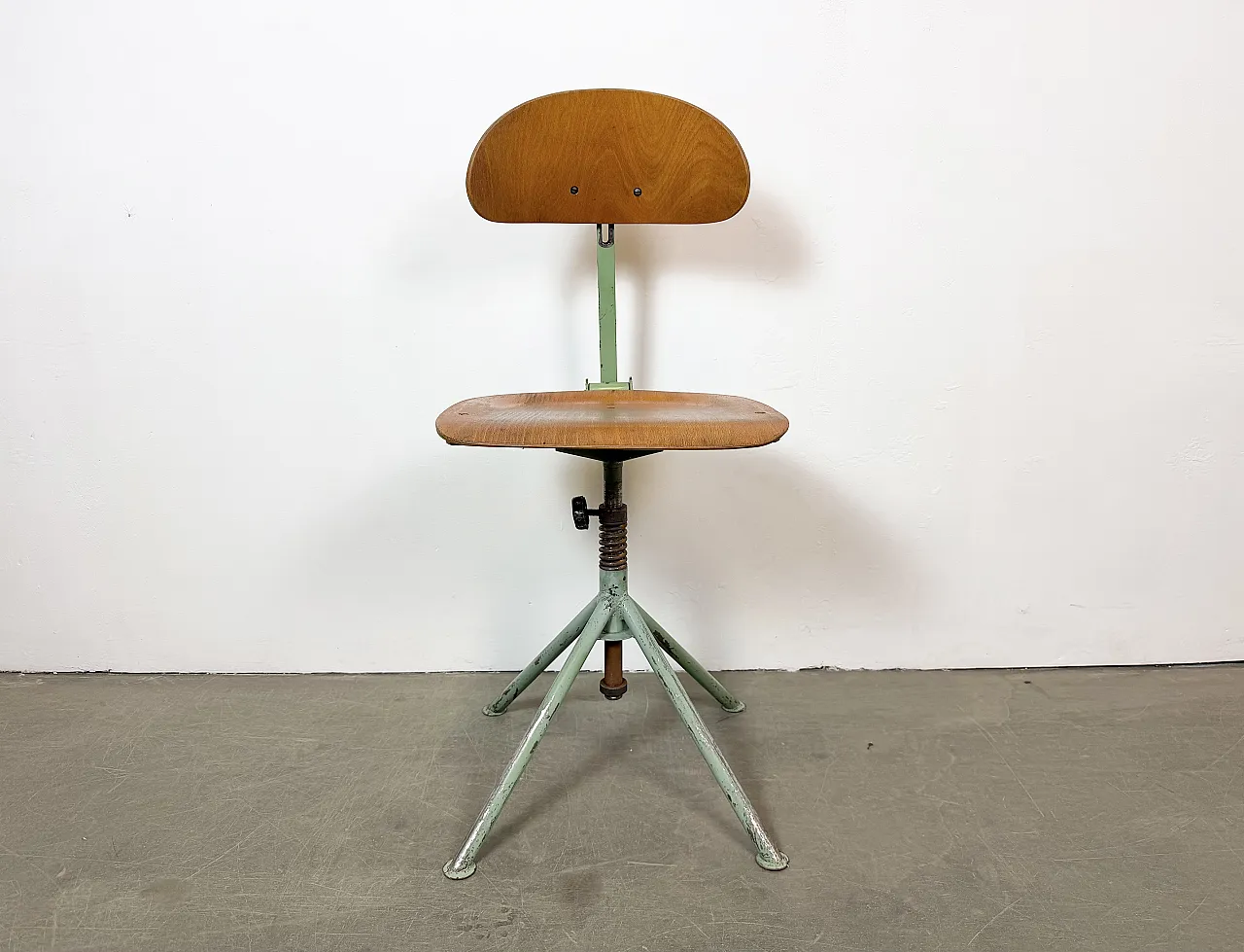 Sedia da officina industriale verde, anni '50 2