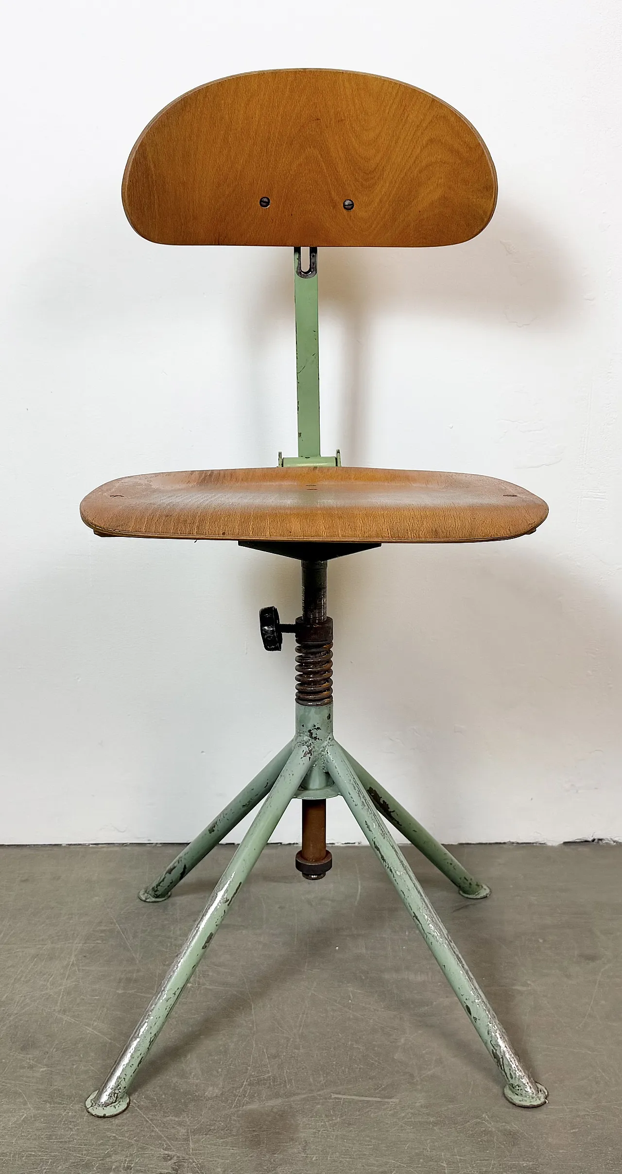 Sedia da officina industriale verde, anni '50 3