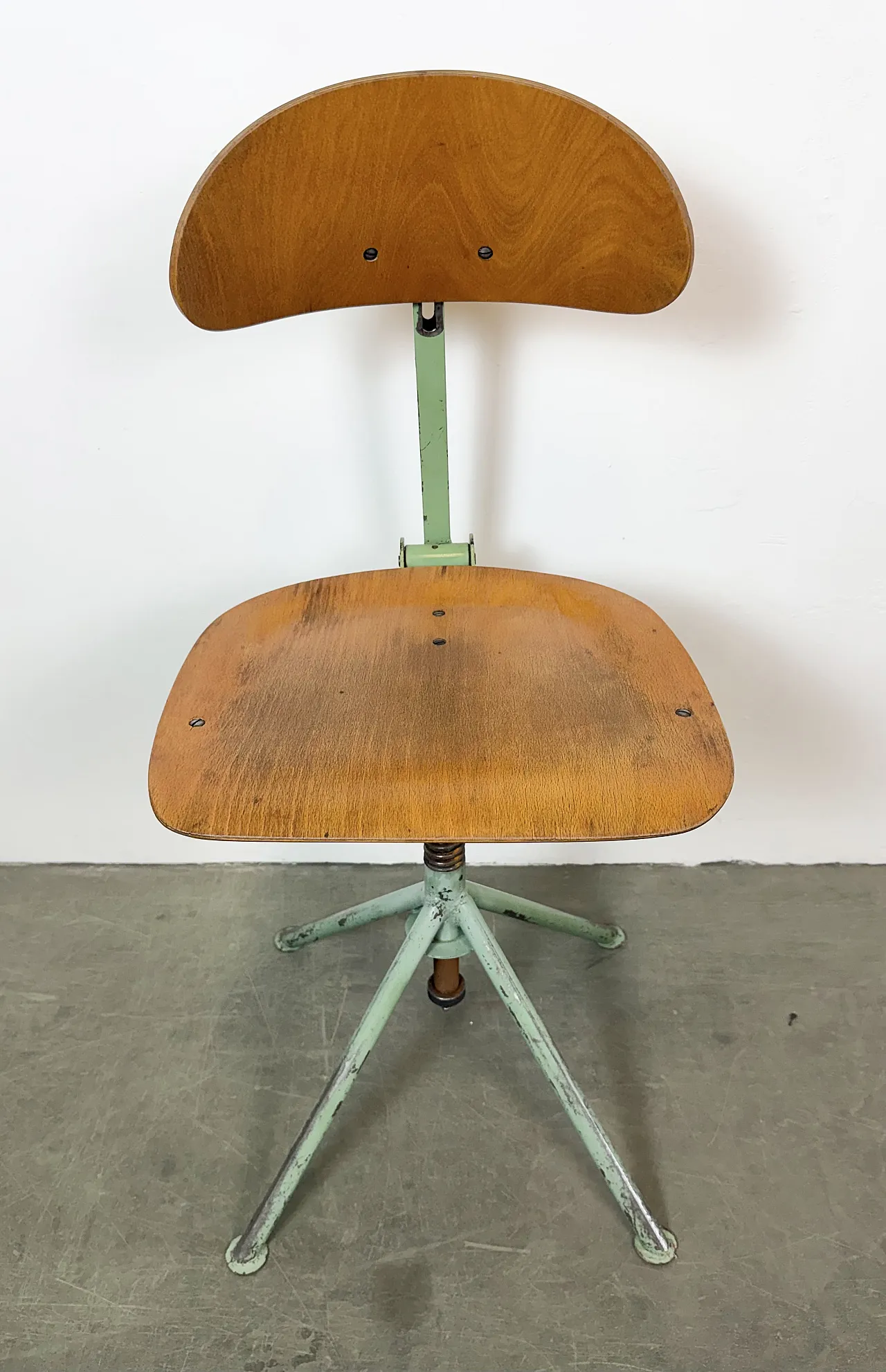 Sedia da officina industriale verde, anni '50 4
