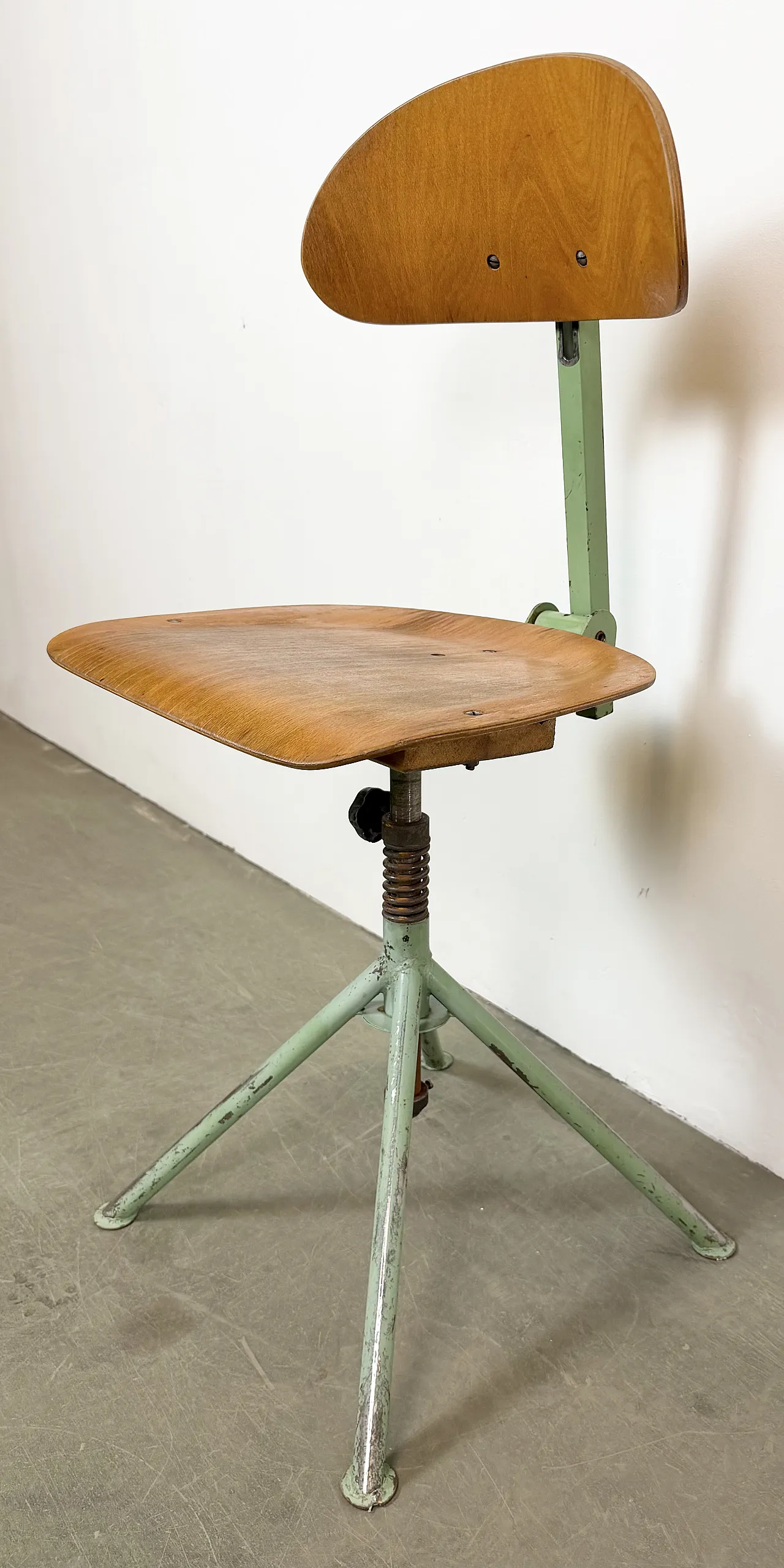 Sedia da officina industriale verde, anni '50 9