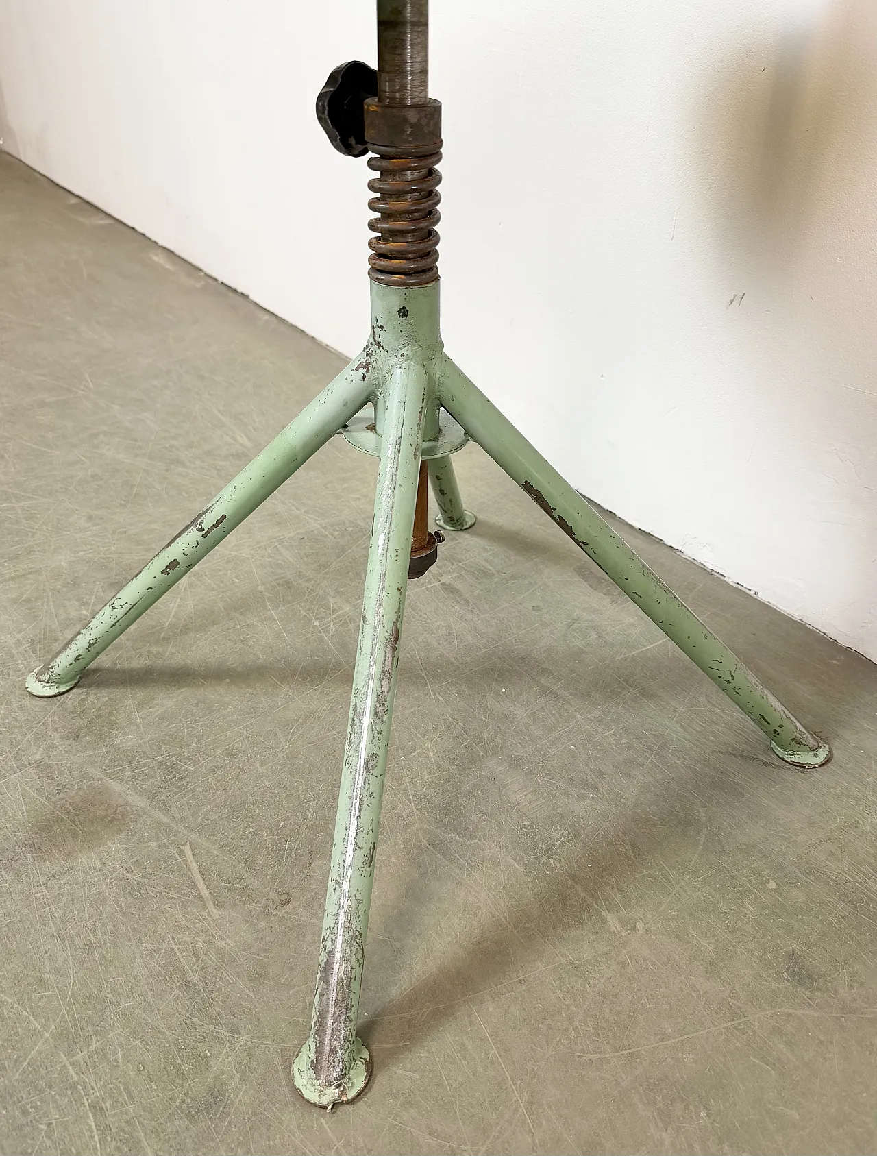 Sedia da officina industriale verde, anni '50 10