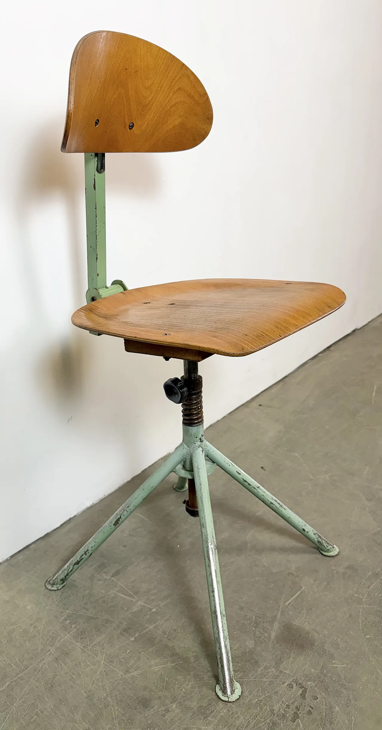 Sedia da officina industriale verde, anni '50 11