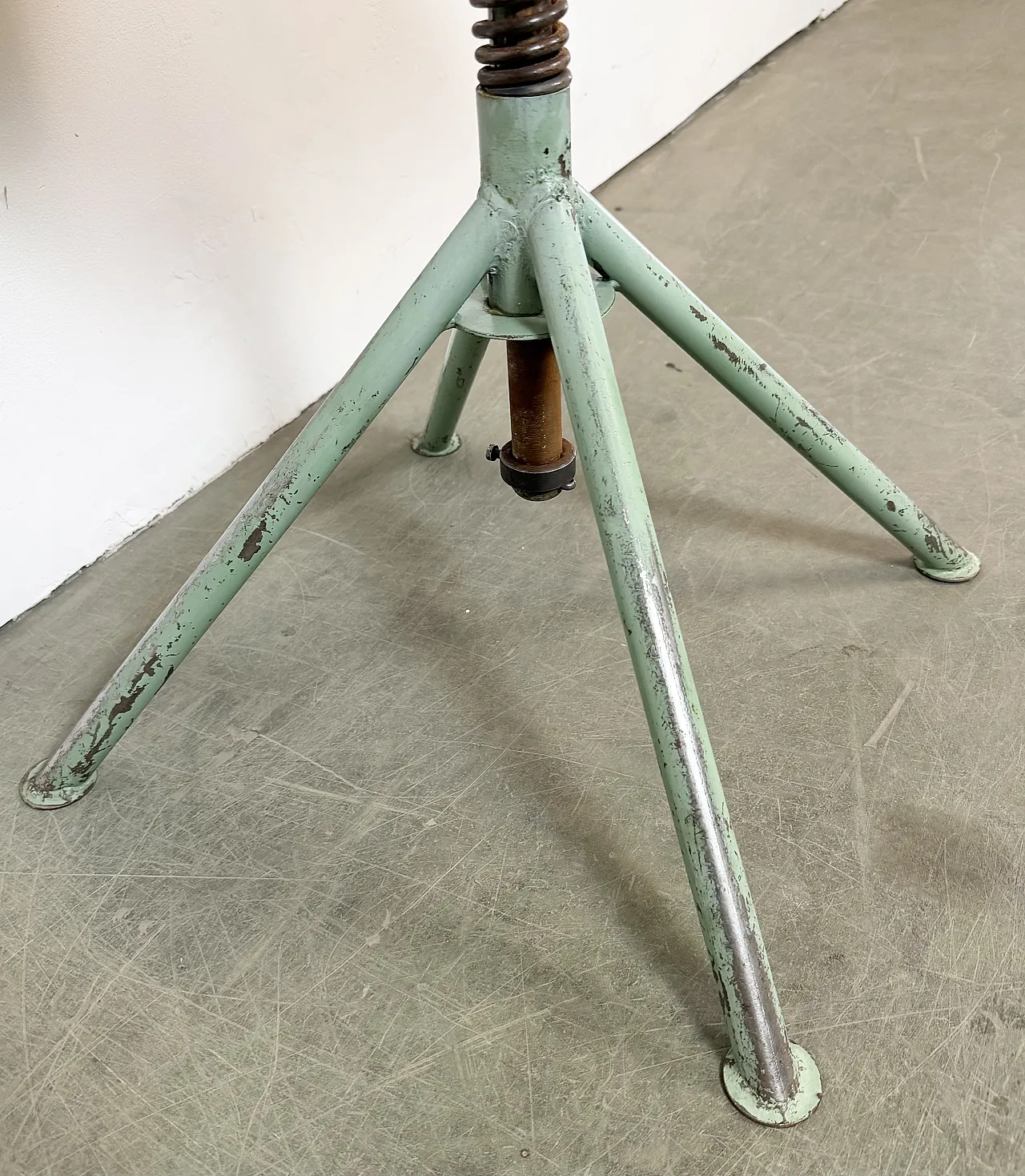 Sedia da officina industriale verde, anni '50 12