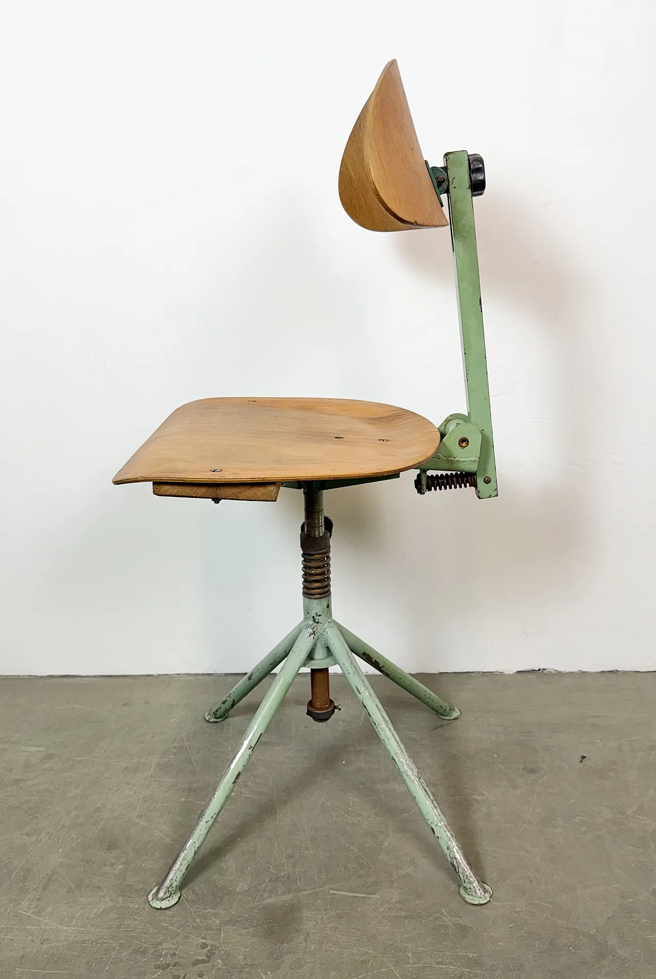 Sedia da officina industriale verde, anni '50 13