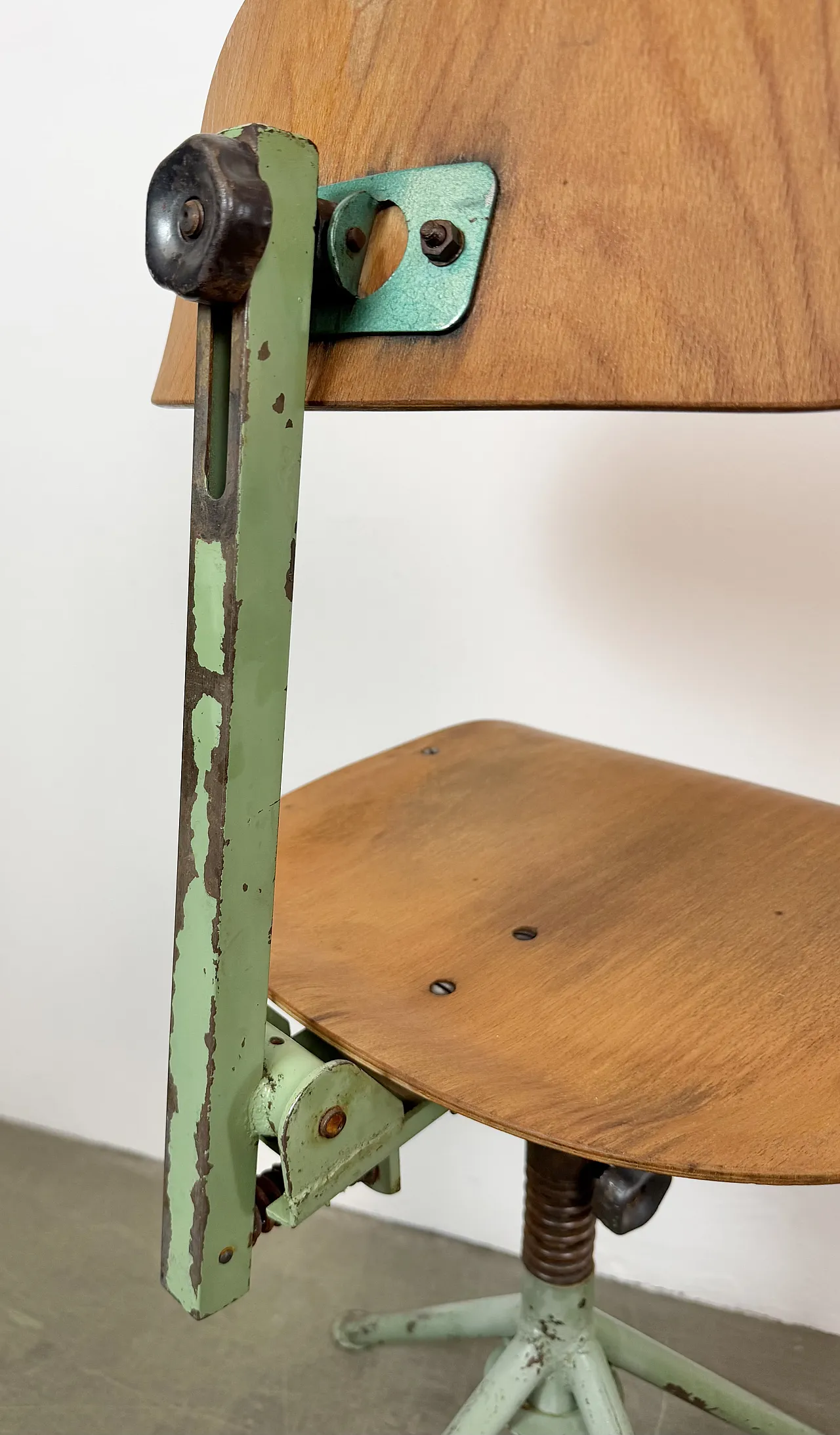 Sedia da officina industriale verde, anni '50 16