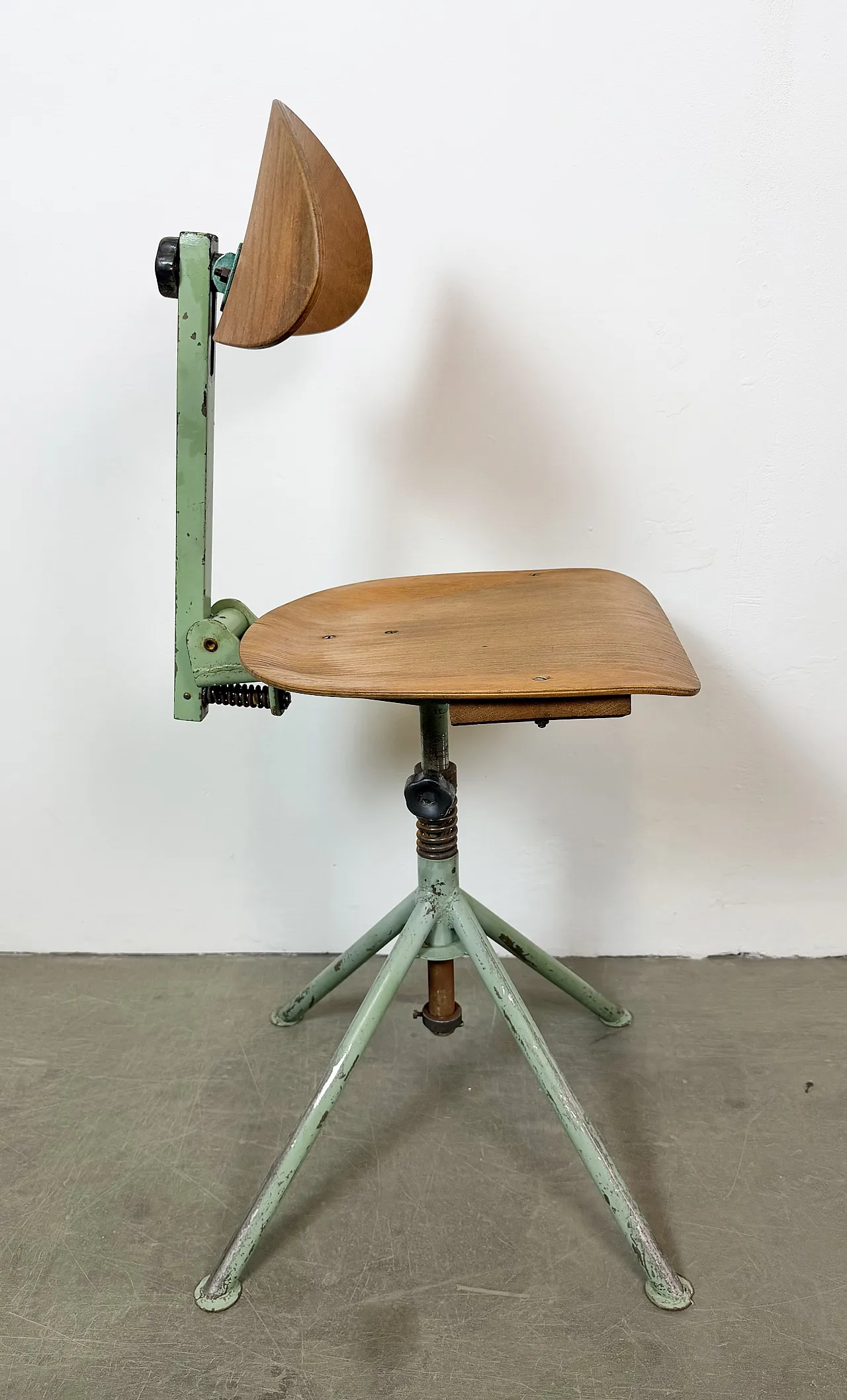 Sedia da officina industriale verde, anni '50 17